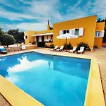 Bonita Casa Con Piscina Privada Y Amplio Jardin