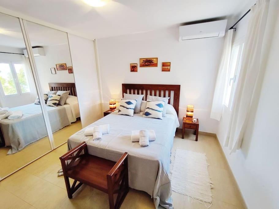 Bonita Casa Con Piscina Privada Y Amplio Jardin